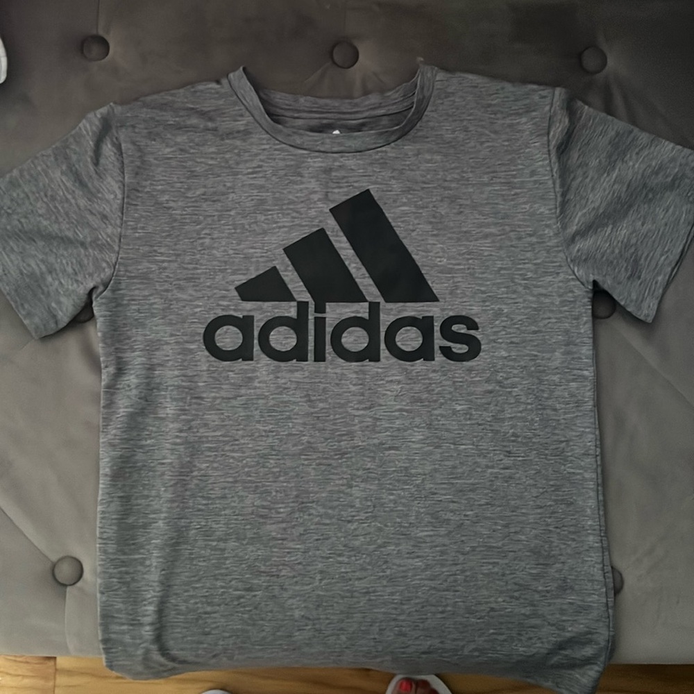 Short sleeve adidas shirt size S (8)